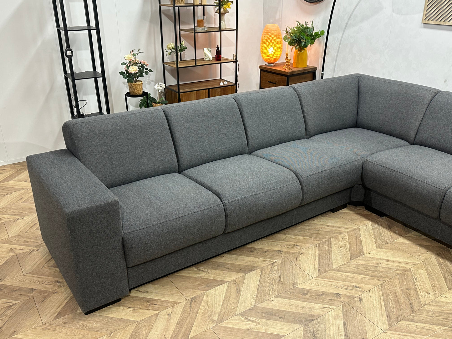 Grijze Ruime Hoekbank ~ Vaste Kussens