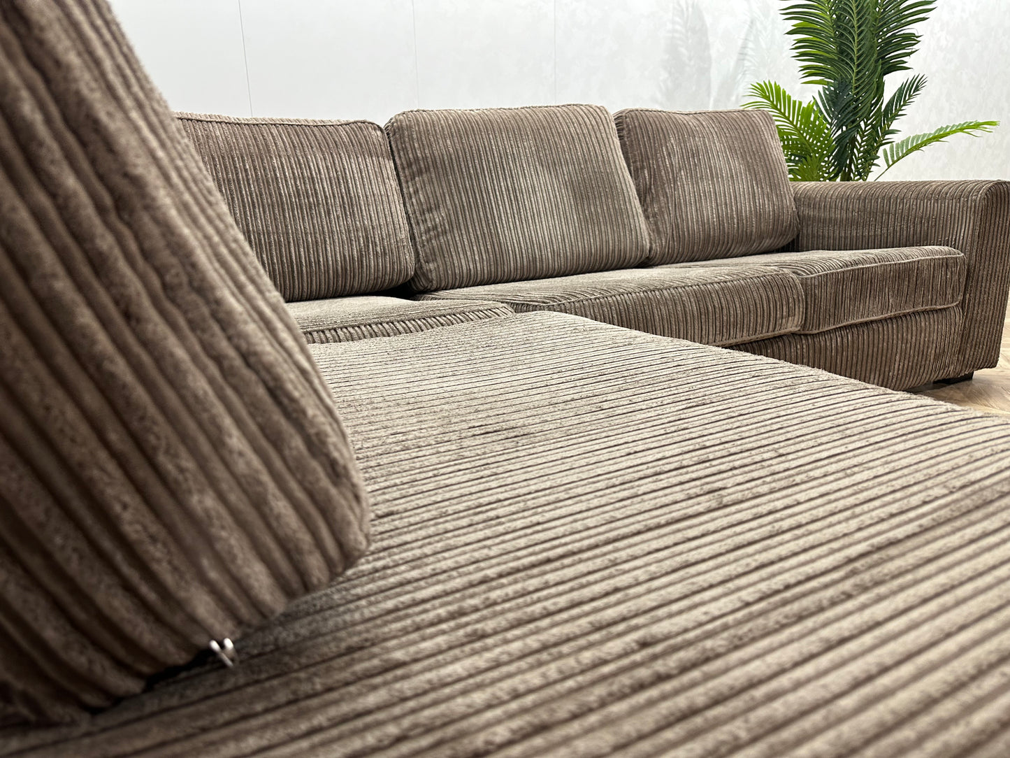 Taupe Ribstof Hoekbank ~ Losse Kussens Met Afneembare Hoezen