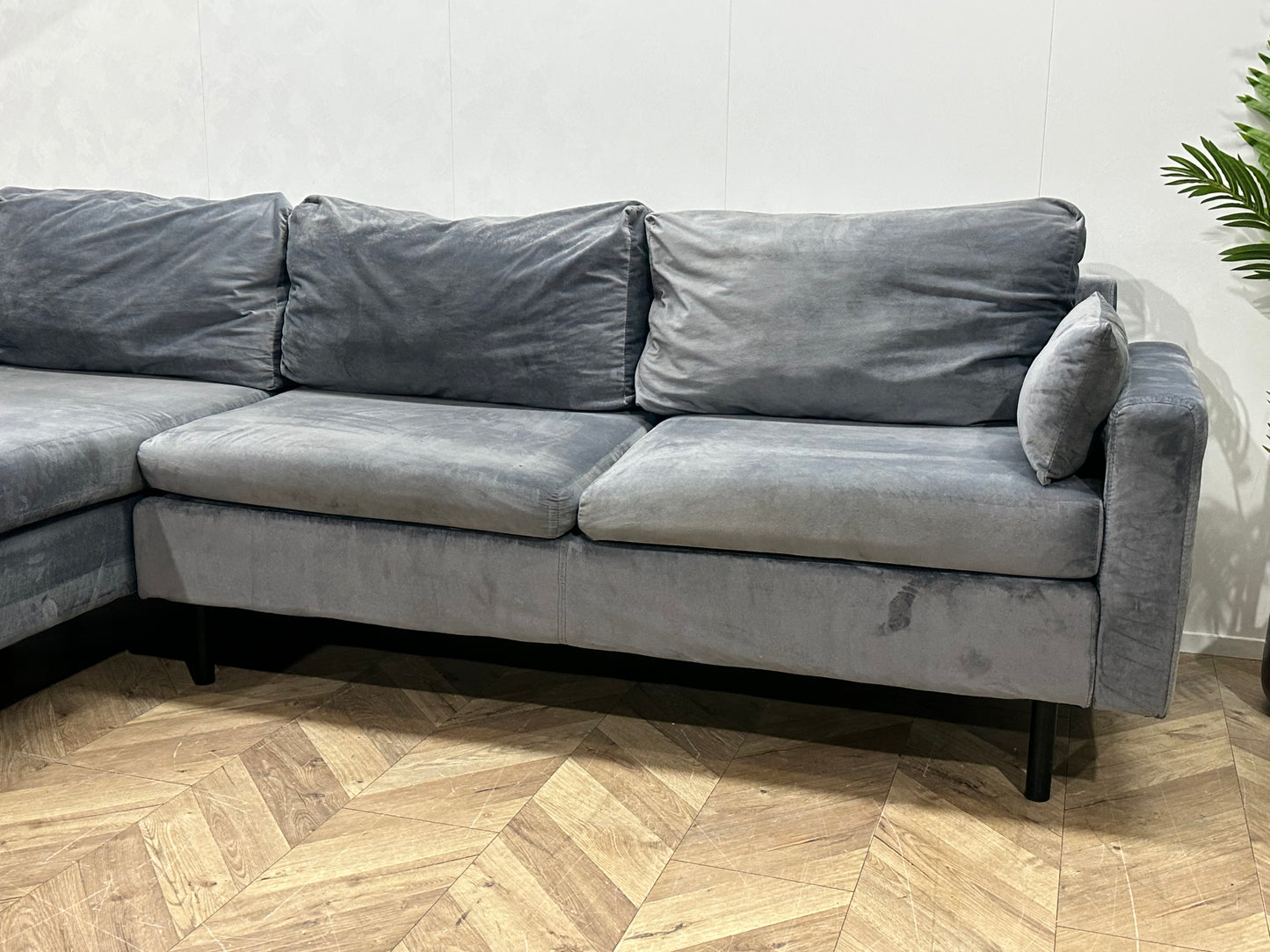 Grijze Velvet Hoekbank ~ Losse Kussens Met Afneembare Hoezen