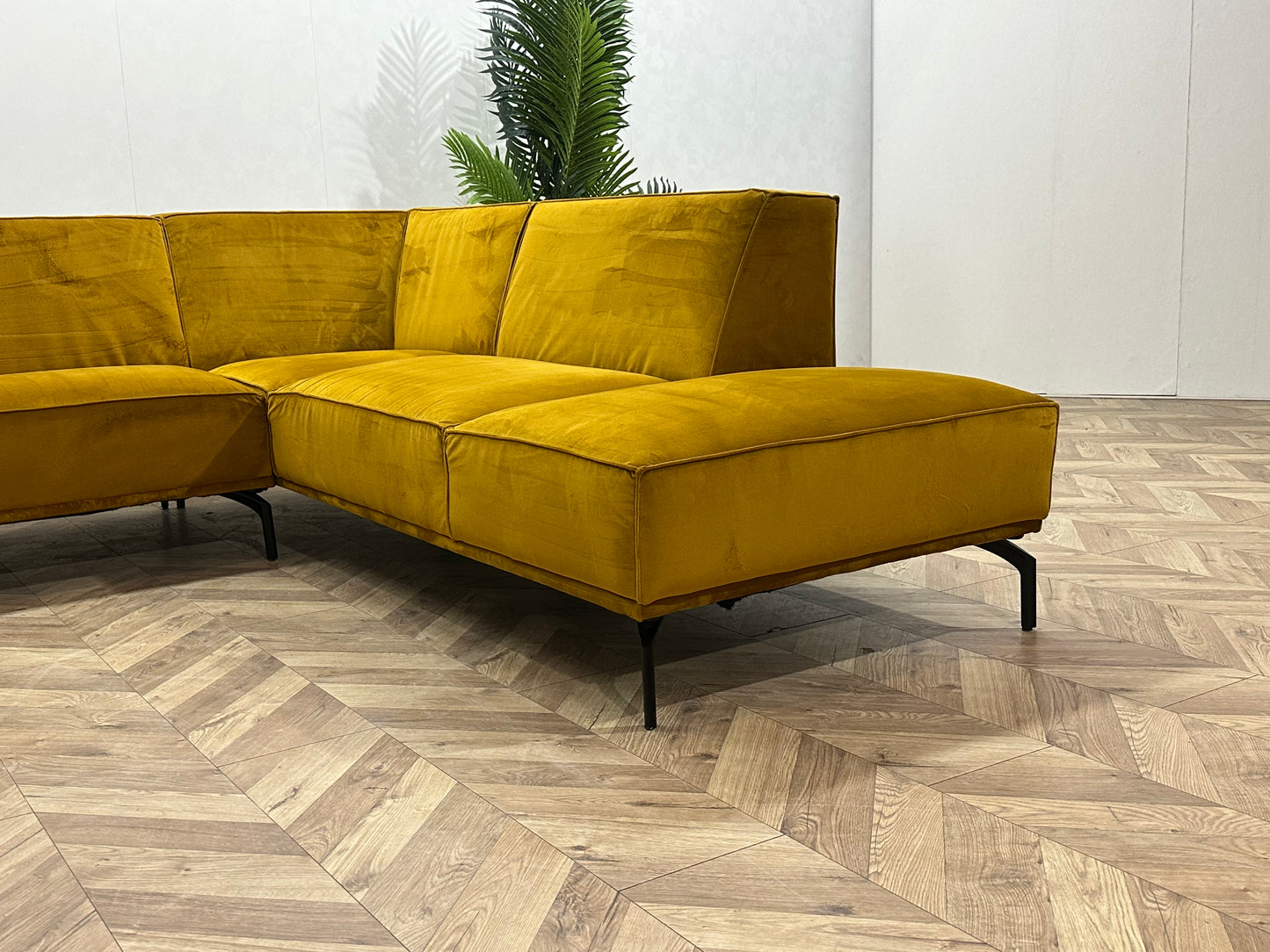 Gele Velvet Hoekbank ~ Vaste Kussens
