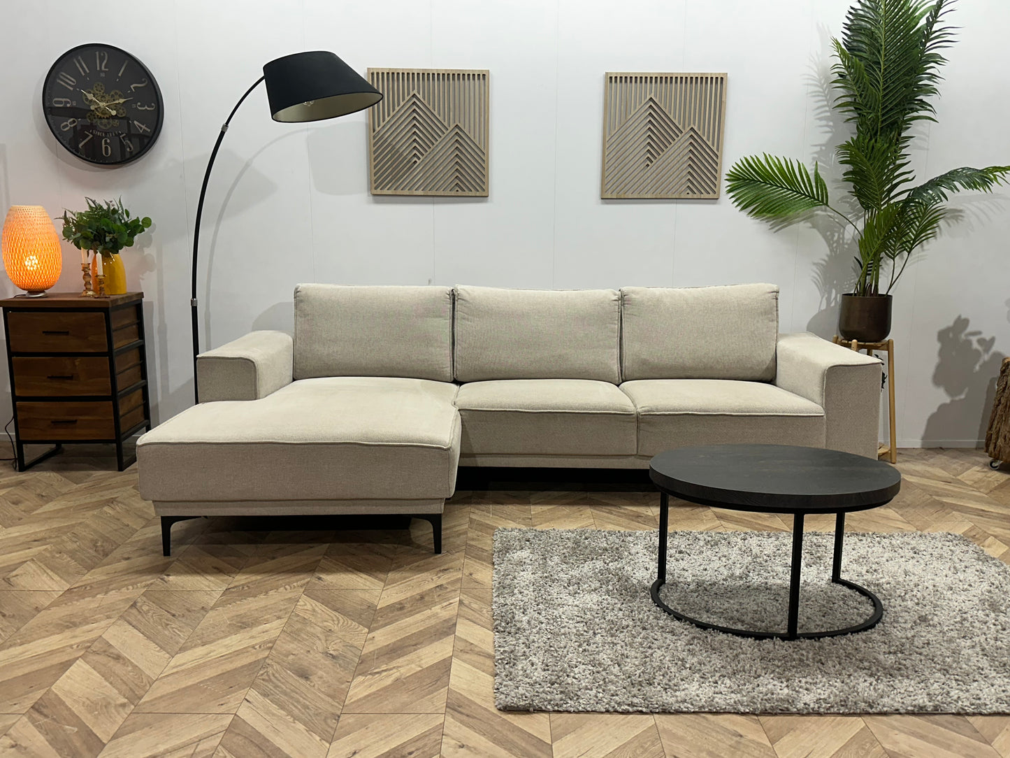 Beige Suède Stoffen Hoekbank ~ Losse Rugkussens Met Afneembare Hoezen