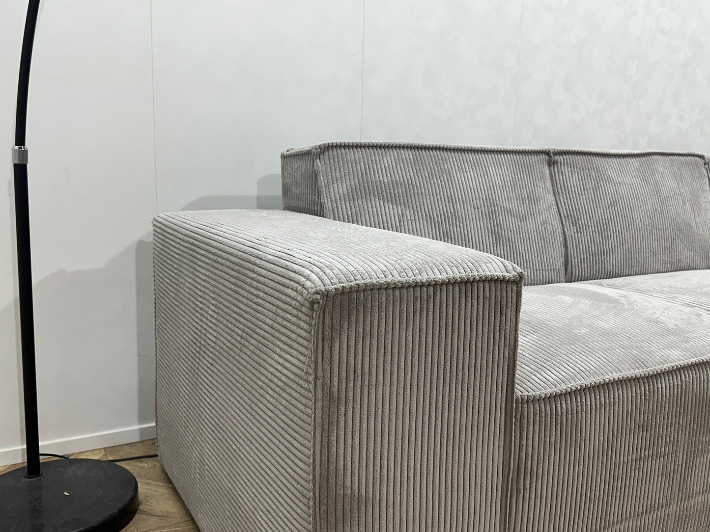 !Showroommodel! Licht Grijze Ribstof Hoekbank