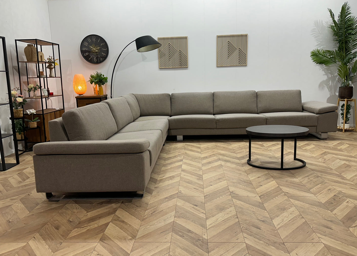 Licht Grijze Ruime Hoekbank ~ Verstelbare Armsteunen