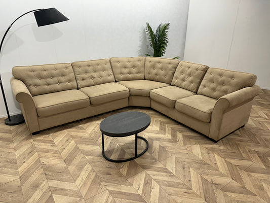 Beige Suède Stoffen Hoekbank ~ Losse Rugkussens Met Afneembare Hoezen