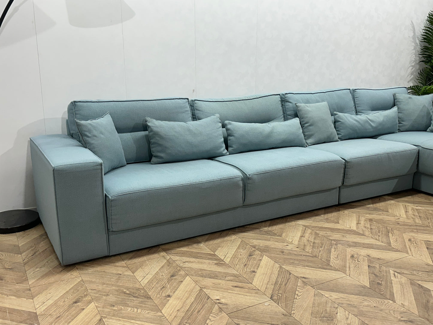 Licht Blauwe Ruime Hoekbank ~ Losse Rugkussens Met Afneembare Hoezen