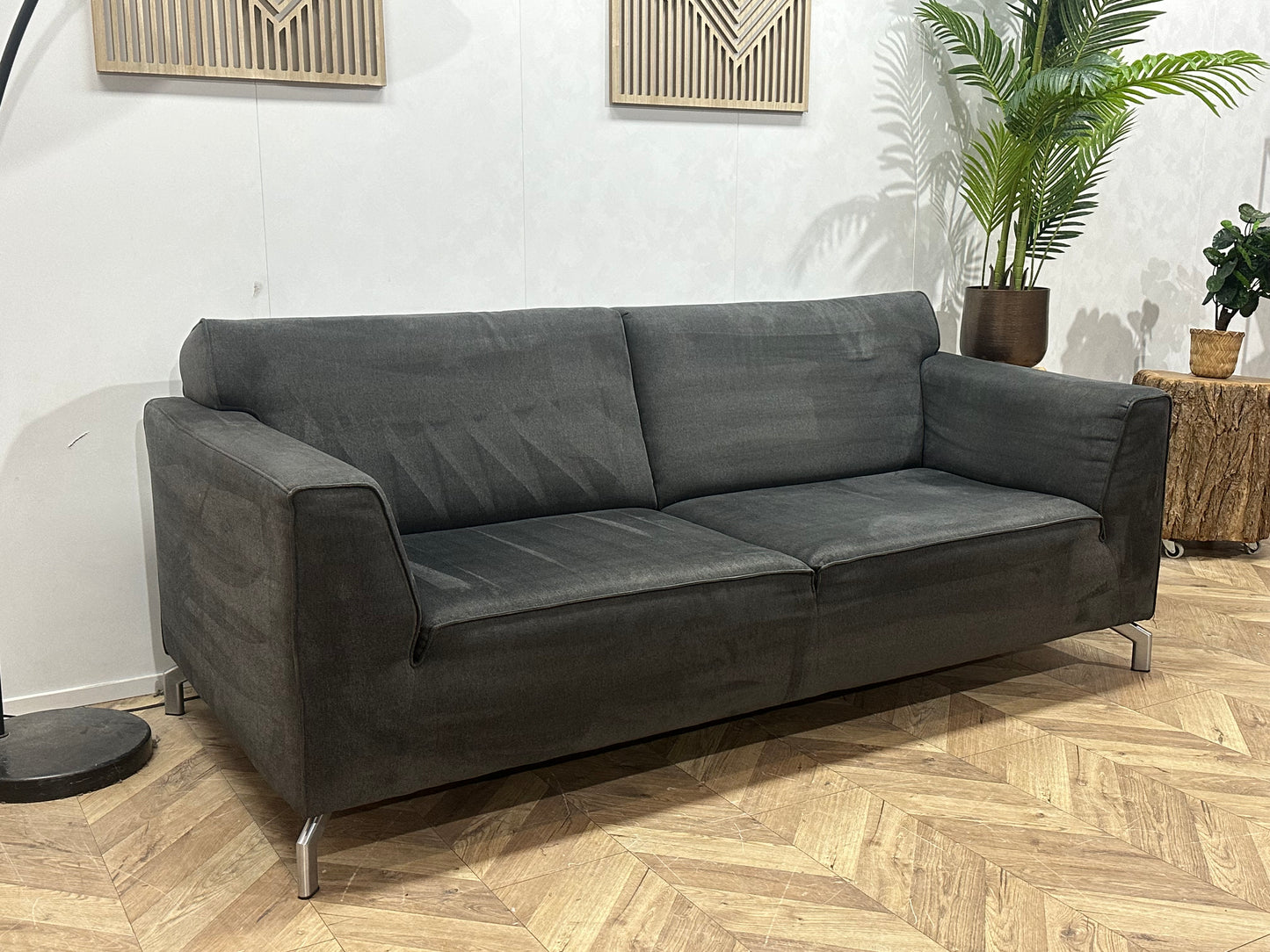 H&H Grijze Suede Stoffen 2.5-Zits Bank ~ Nieuwstaat