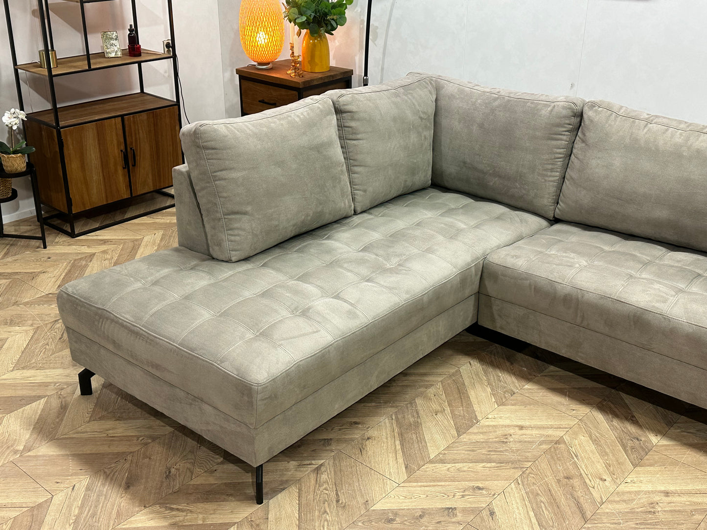 Grijze Suède Stoffen Hoekbank ~ Losse Rugkussens Met Afneembare Hoezen