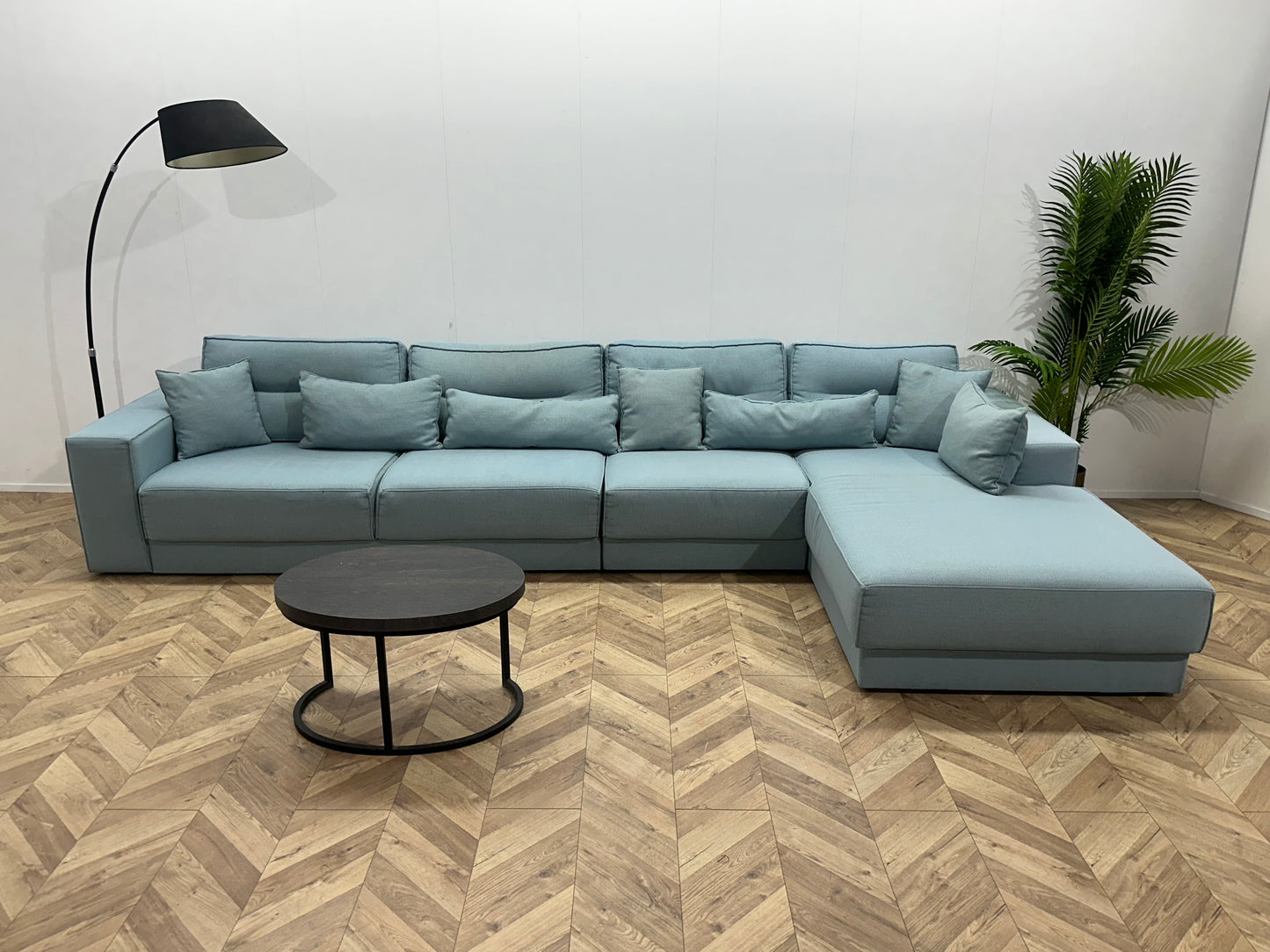 Licht Blauwe Ruime Hoekbank ~ Losse Rugkussens Met Afneembare Hoezen