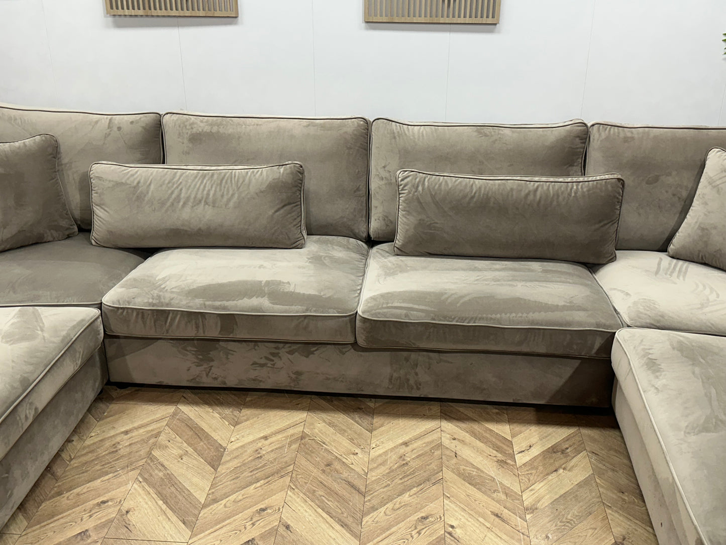 Licht Grijze/Beige Velvet Ruime U Bank ~ Losse Kussens Met Afneembare Hoezen