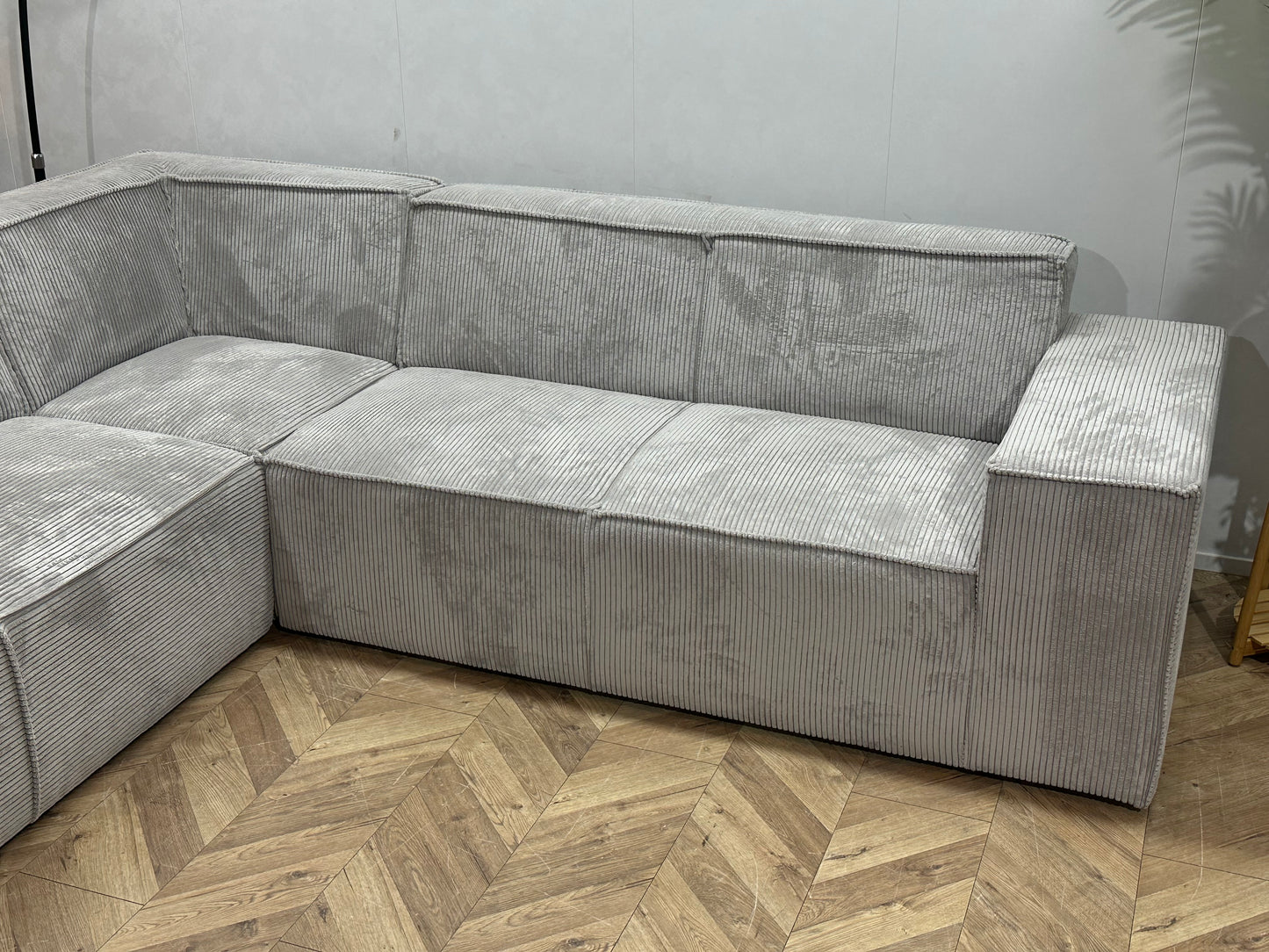 !Showroommodel! Licht Grijze Ribstof Hoekbank