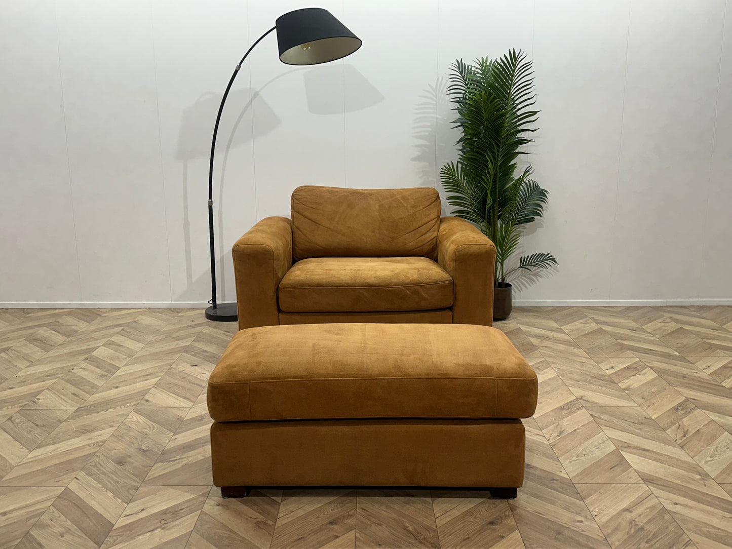 Montèl Cognac Bruine Suède Lederen Fauteuil Inc Hocker ~ Losse Kussens Met Afneembare Hoezen