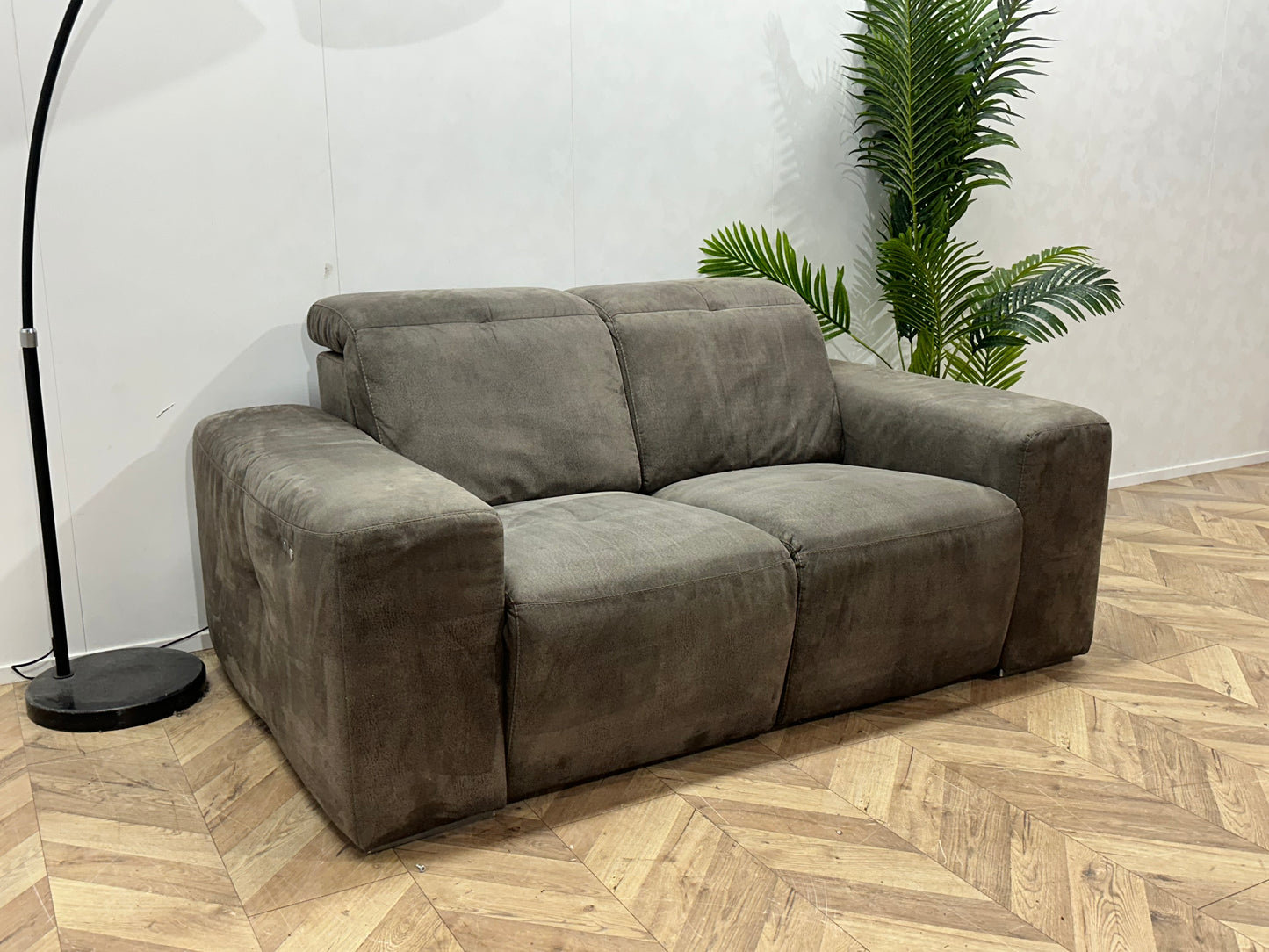Bruin/Grijze Suède Stoffen 2-Zits Bank ~ Relaxfunctie ~ Verstelbare Hoofdsteunen