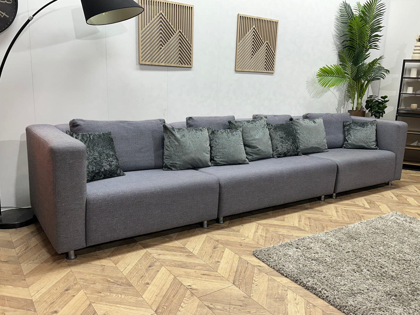 Grijze Ruime Hybride 3-Zits Bank Inc Hocker ~ Losse Rugkussens Met Afneembare Hoezen