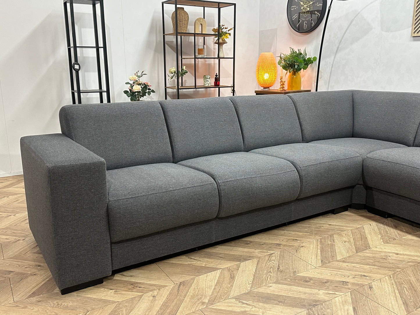 Grijze Ruime Hoekbank ~ Vaste Kussens