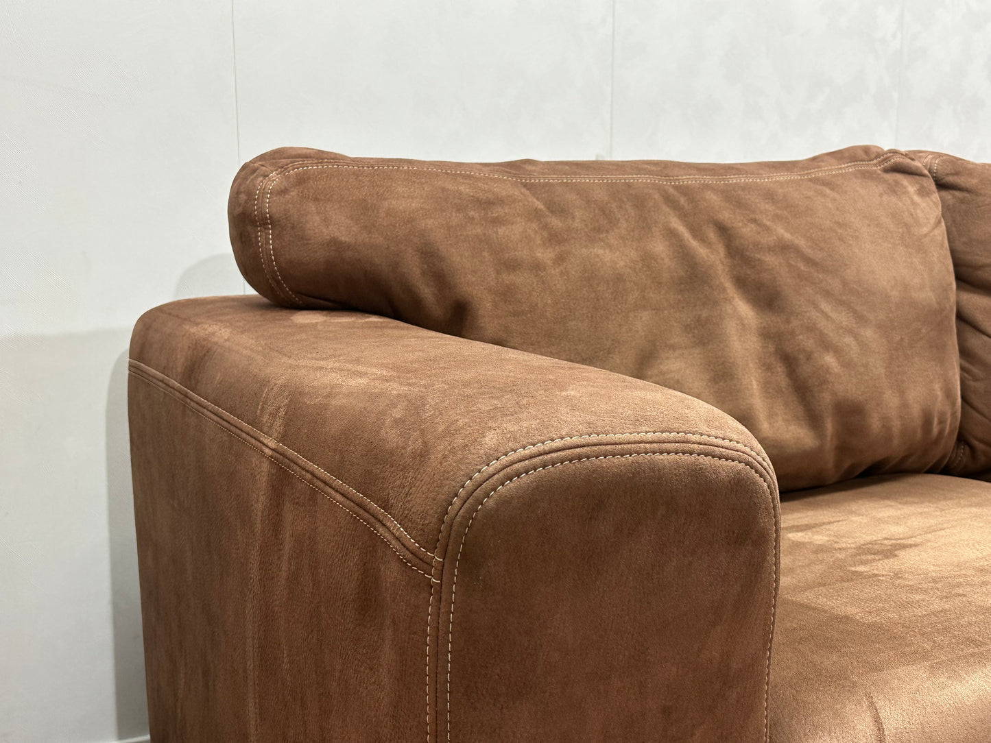 Bruine Suède Stoffen Hoekbank ~ Losse Kussens Met Afneembare Hoezen