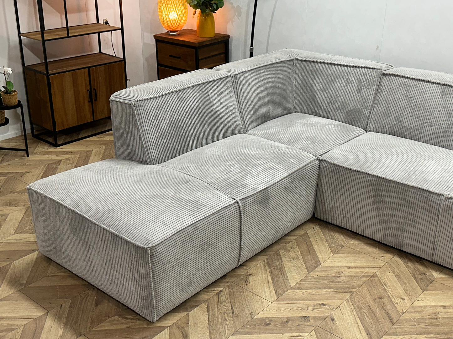 !Showroommodel! Licht Grijze Ribstof Hoekbank