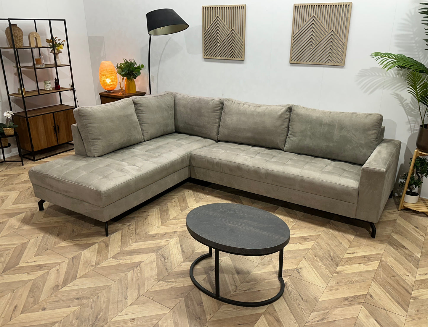 Grijze Suède Stoffen Hoekbank ~ Losse Rugkussens Met Afneembare Hoezen