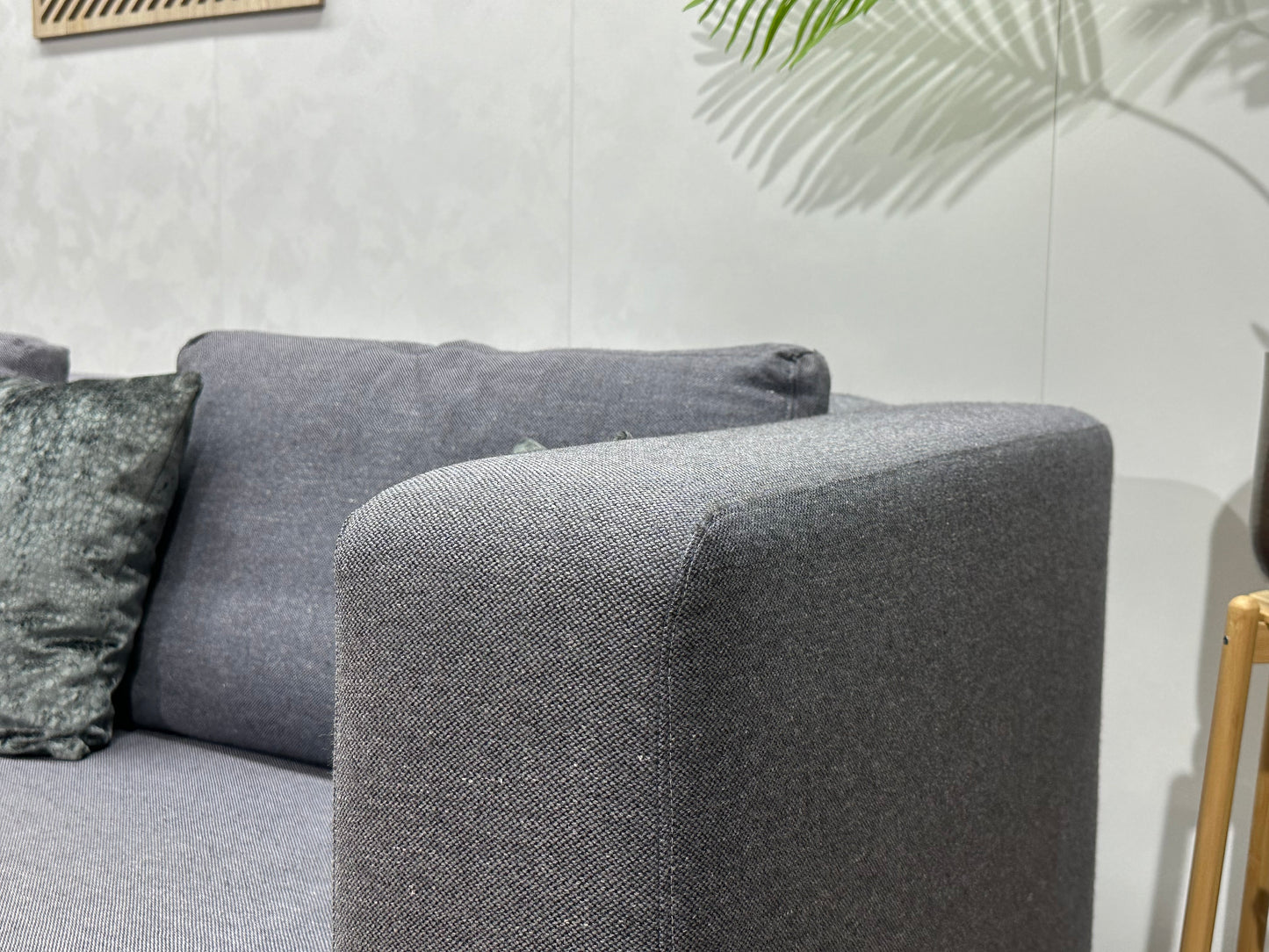 Grijze Ruime Hybride 3-Zits Bank Inc Hocker ~ Losse Rugkussens Met Afneembare Hoezen