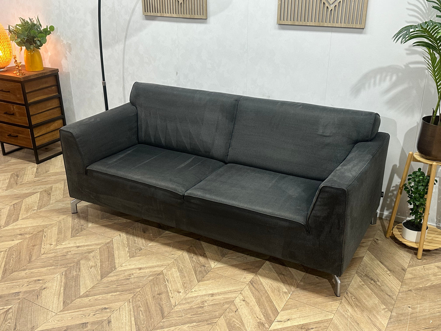 H&H Grijze Suede Stoffen 2.5-Zits Bank ~ Nieuwstaat