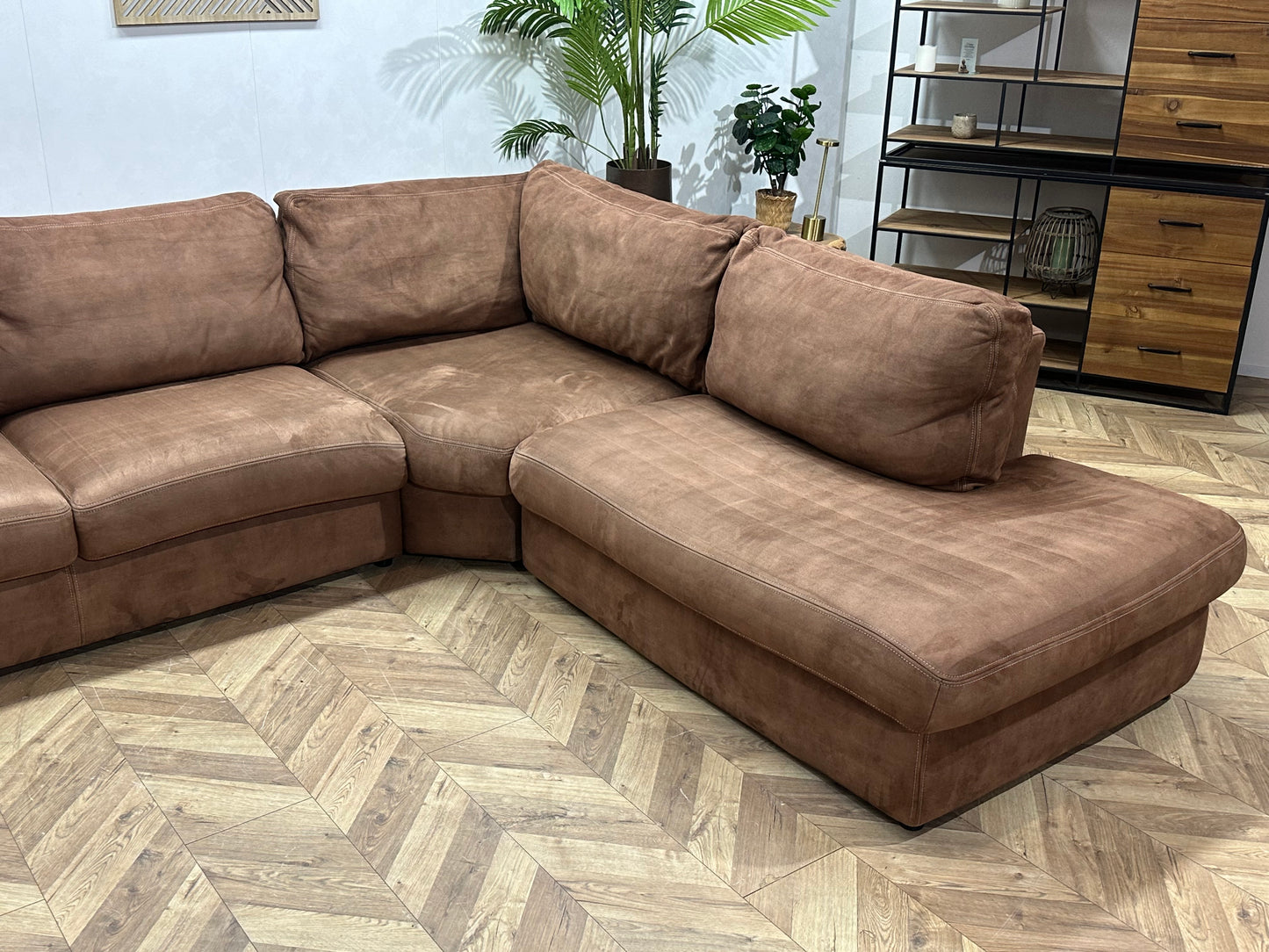 Bruine Suède Stoffen Hoekbank ~ Losse Kussens Met Afneembare Hoezen