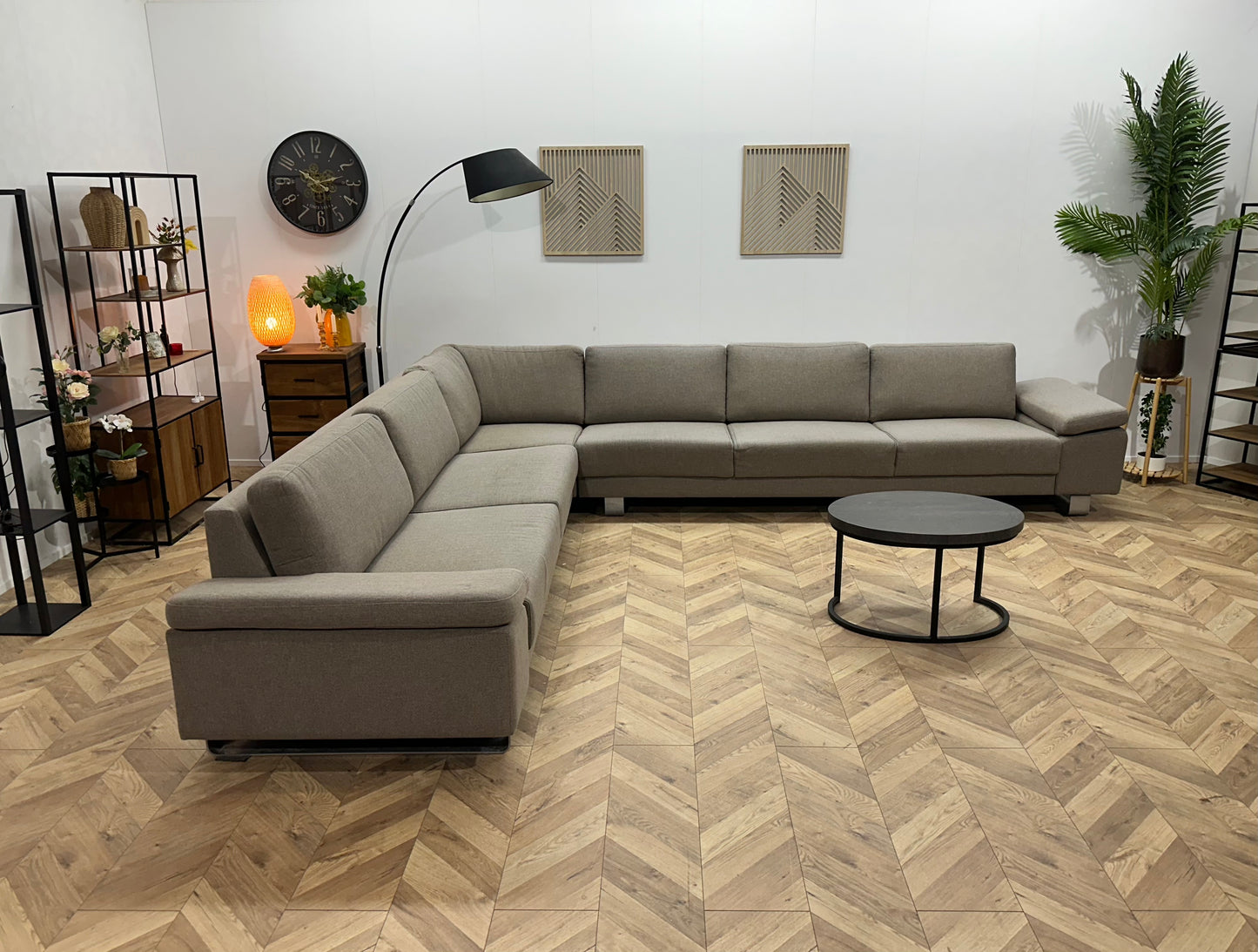 Licht Grijze Ruime Hoekbank ~ Verstelbare Armsteunen