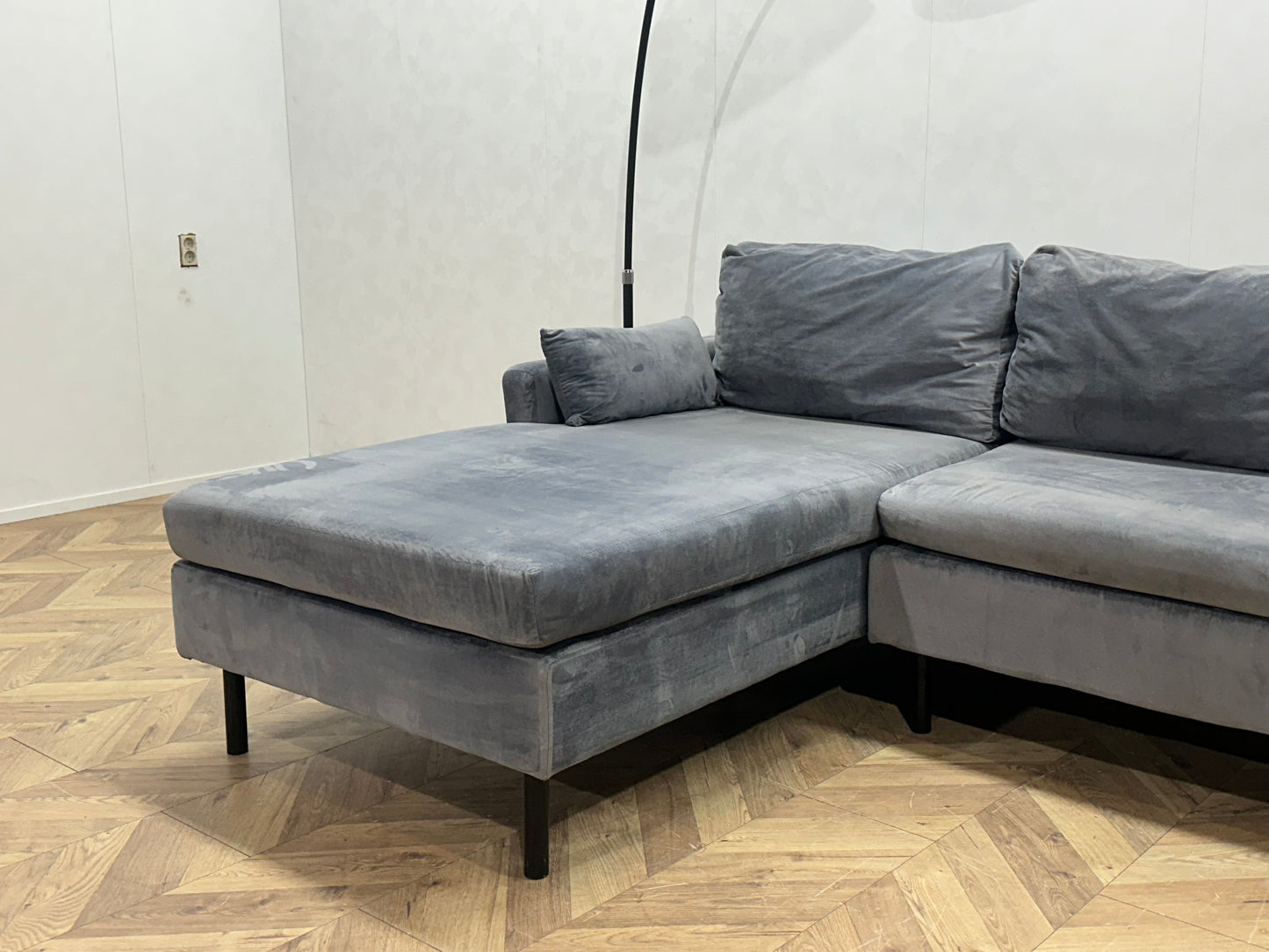 Grijze Velvet Hoekbank ~ Losse Kussens Met Afneembare Hoezen