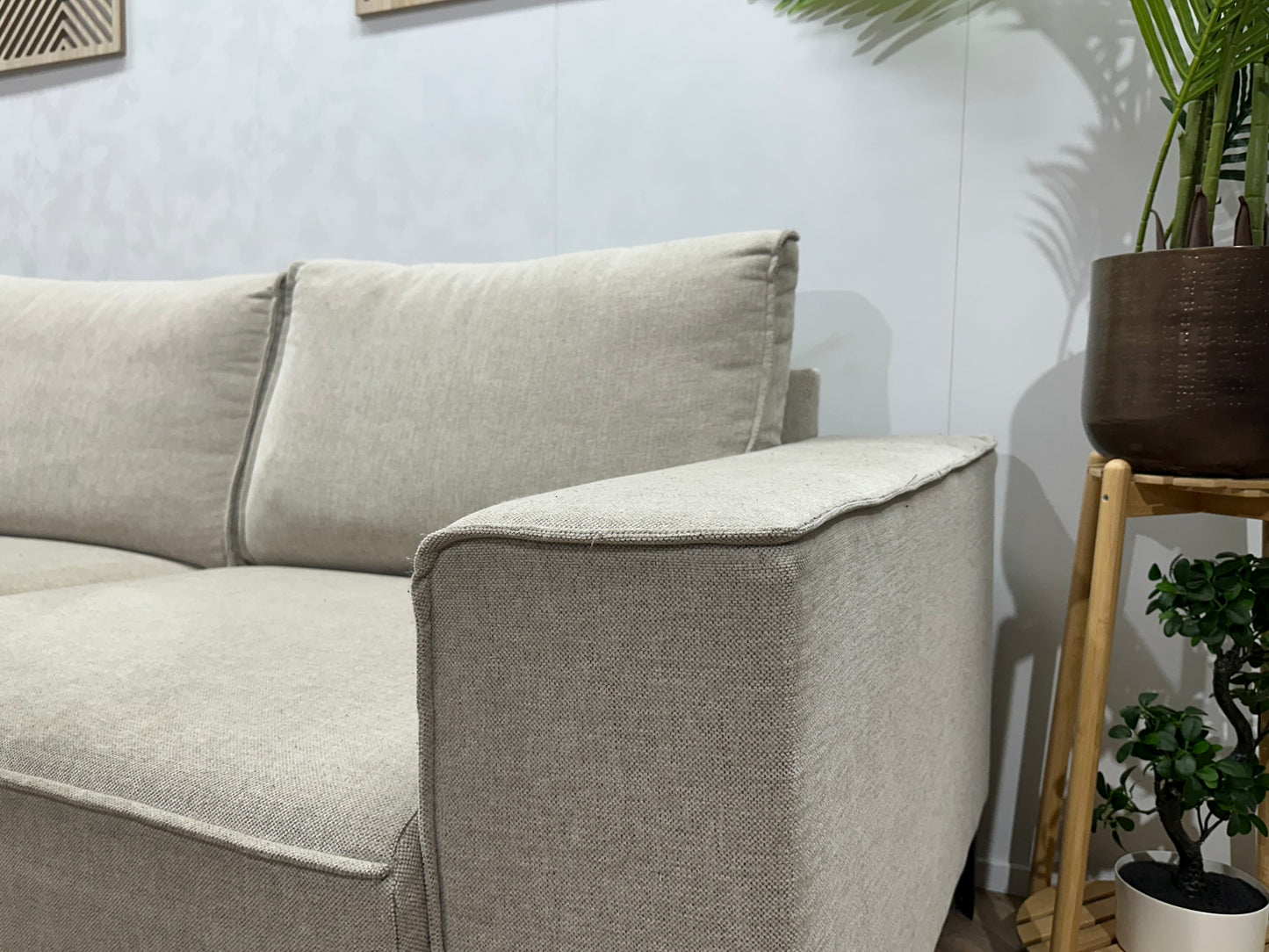 Beige Suède Stoffen Hoekbank ~ Losse Rugkussens Met Afneembare Hoezen