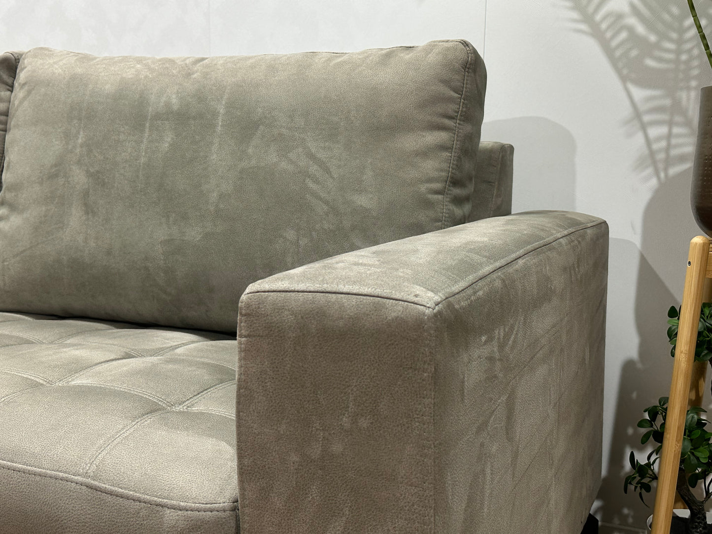 Grijze Suède Stoffen Hoekbank ~ Losse Rugkussens Met Afneembare Hoezen