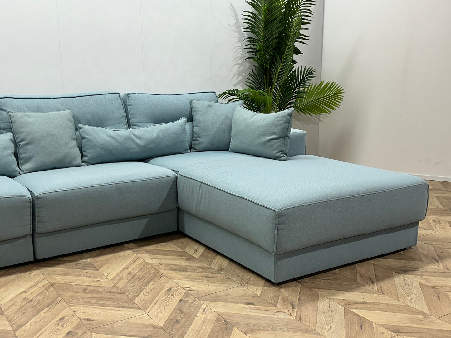 Licht Blauwe Ruime Hoekbank ~ Losse Rugkussens Met Afneembare Hoezen