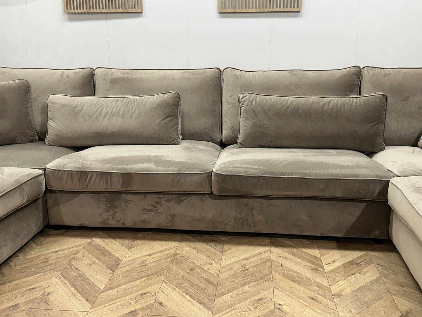 Licht Grijze/Beige Velvet Ruime U Bank ~ Losse Kussens Met Afneembare Hoezen