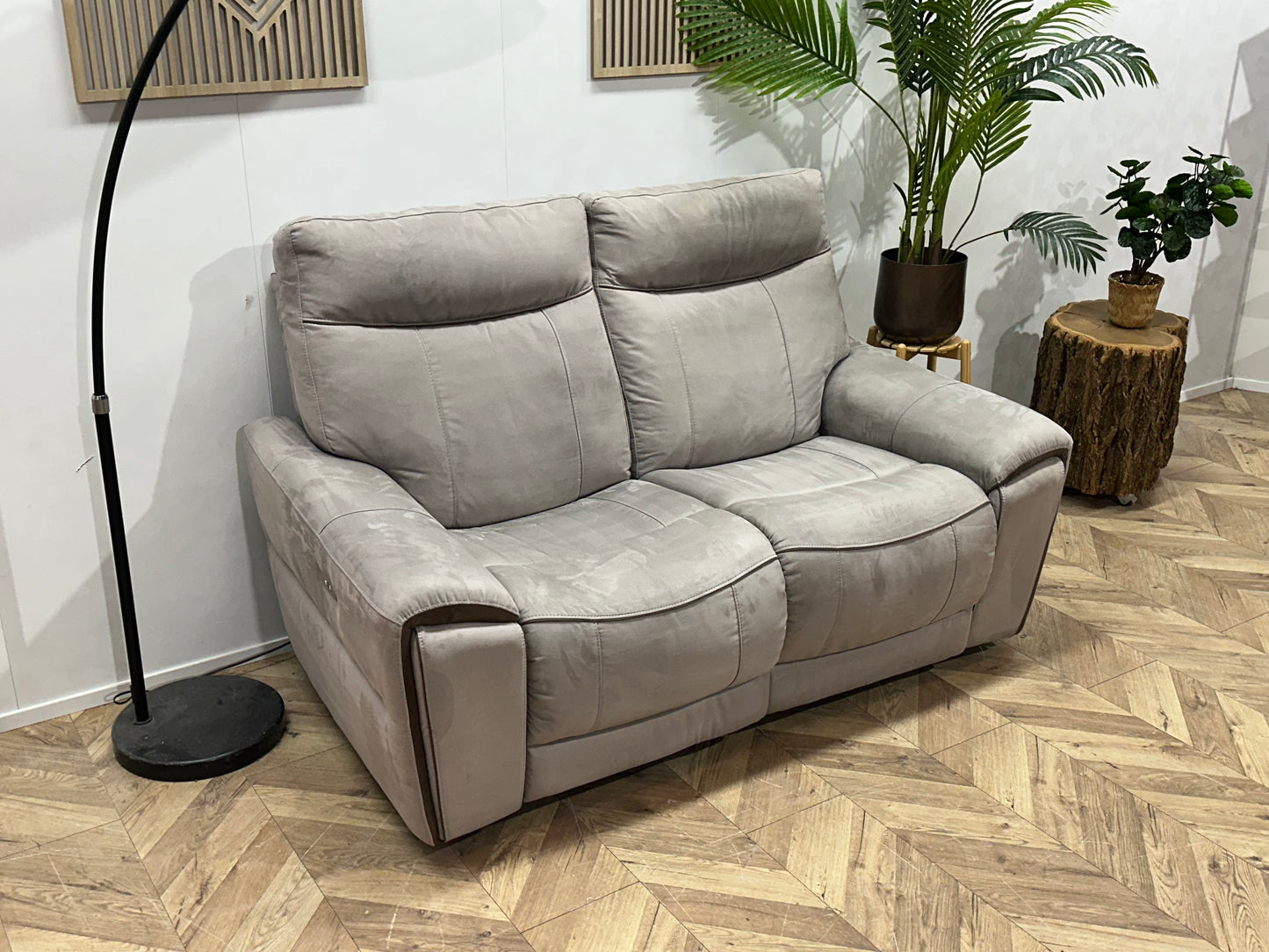 Licht Grijze 2.5-Zits Bank ~ Elektrisch Verstelbare Zittingen