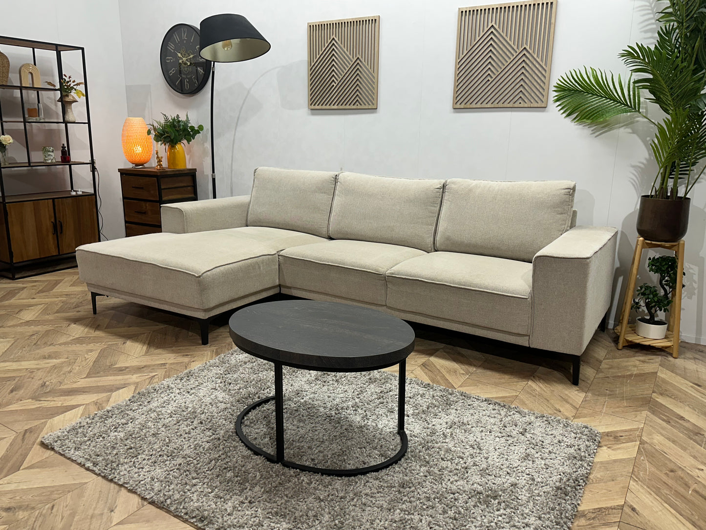 Beige Suède Stoffen Hoekbank ~ Losse Rugkussens Met Afneembare Hoezen