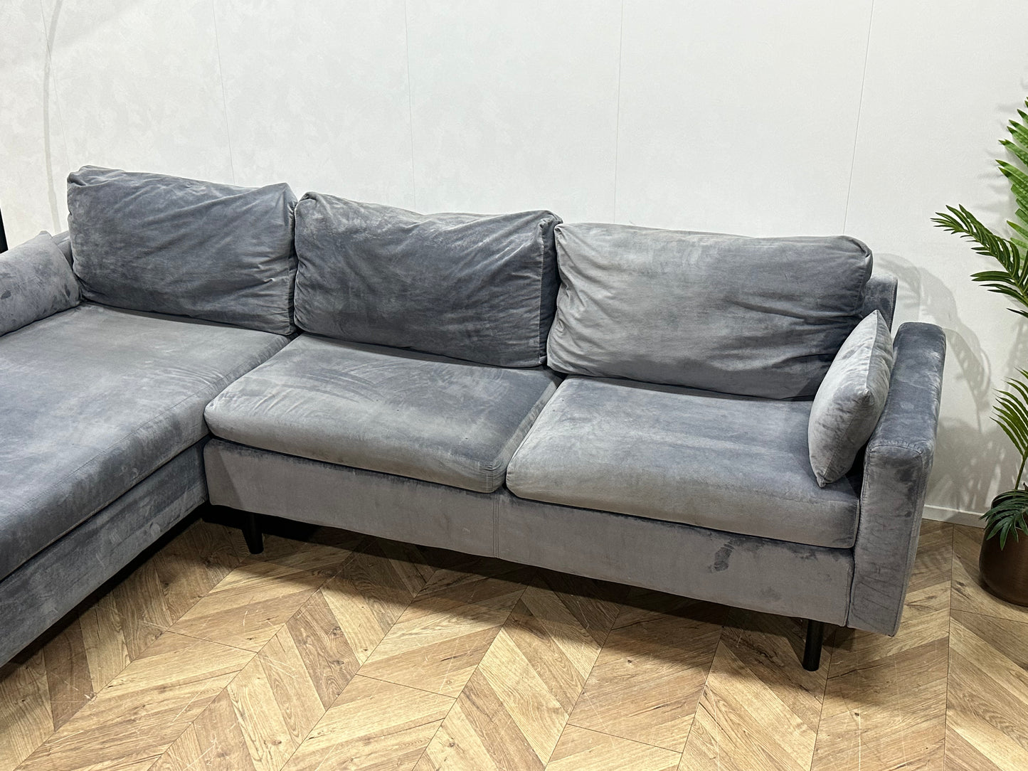 Grijze Velvet Hoekbank ~ Losse Kussens Met Afneembare Hoezen
