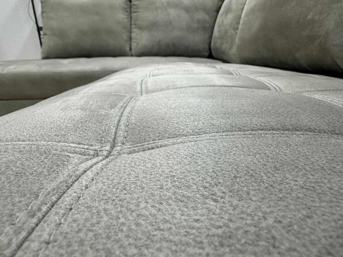 Grijze Suède Stoffen Hoekbank ~ Losse Rugkussens Met Afneembare Hoezen