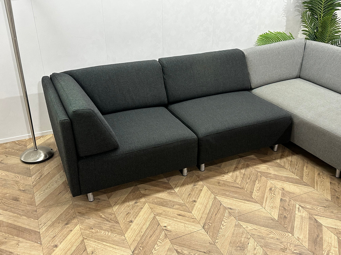 Zwart/Grijze Hoekbank Inc Hocker ~ Losse Rugkussens Met Afneembare Hoezen