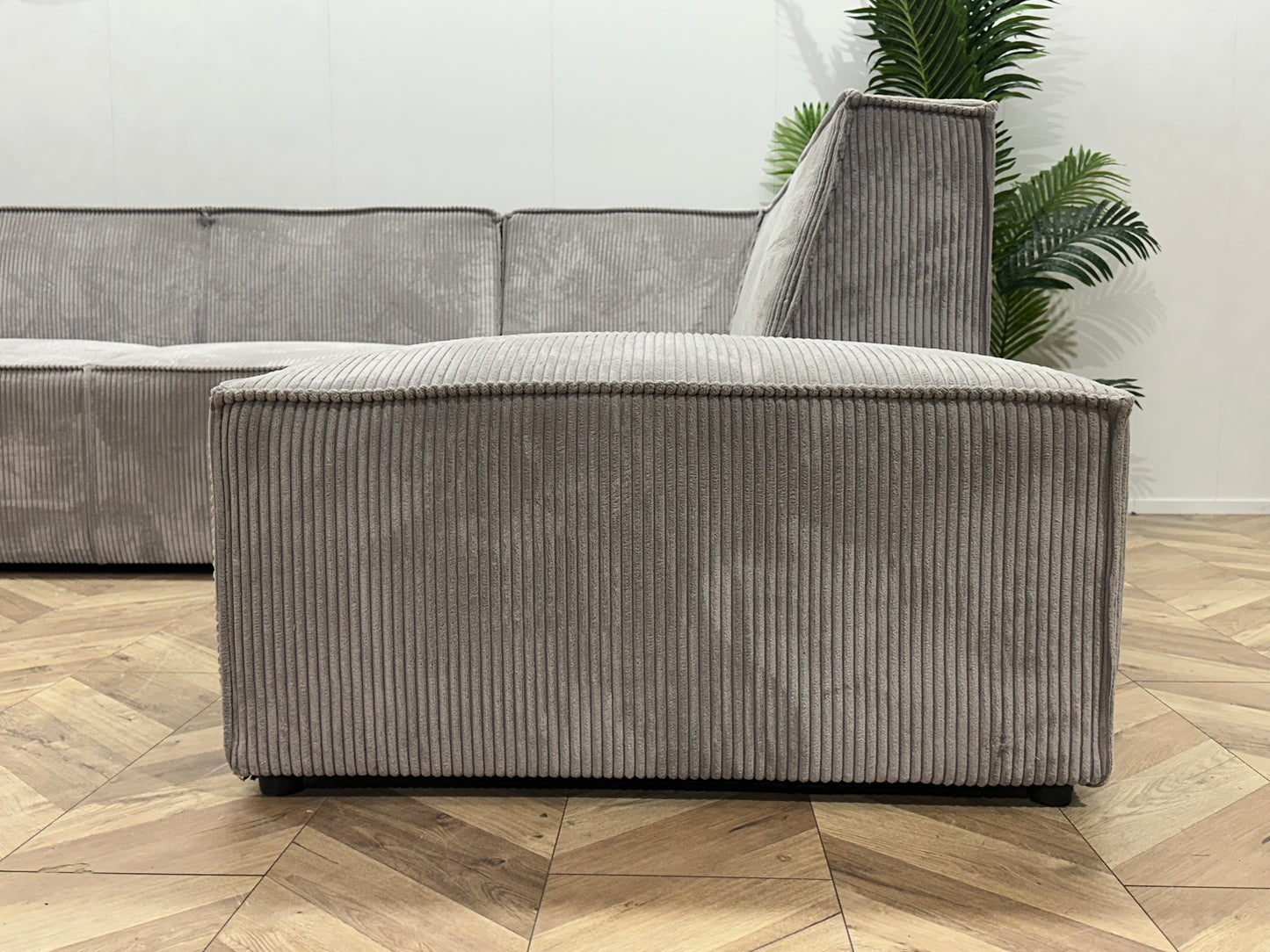 !Showroommodel! Licht Grijze Ribstof Hoekbank