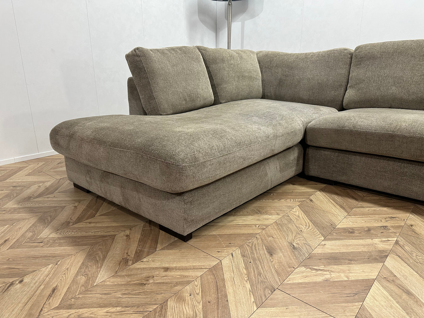 Ruime Beige Hoekbank ~ Losse Kussens Met Afneembare Hoezen