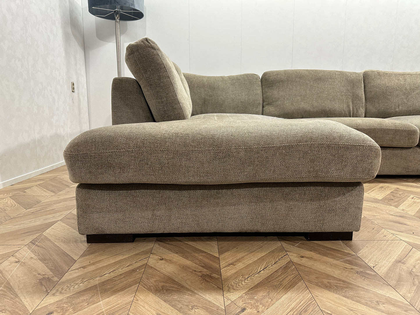 Ruime Beige Hoekbank ~ Losse Kussens Met Afneembare Hoezen