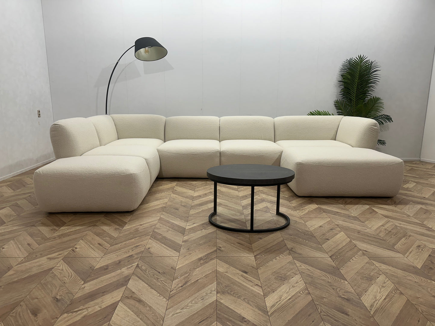 !Showroom Model! Crème Bouclé U Bank