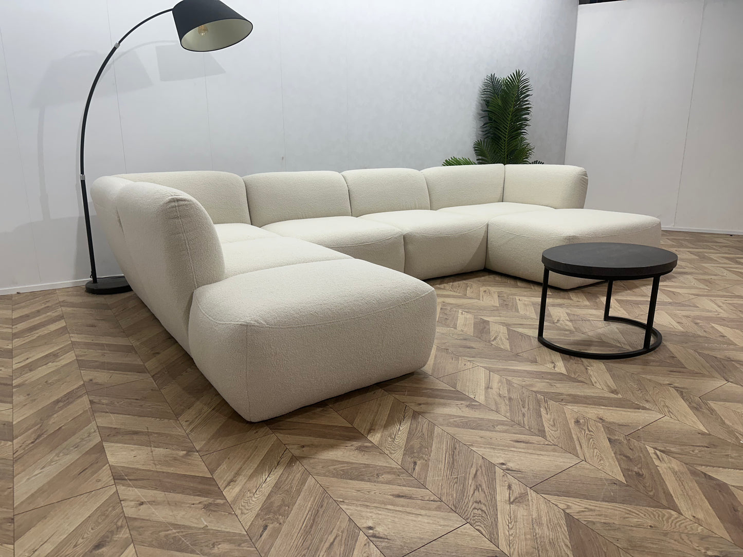 !Showroom Model! Crème Bouclé U Bank