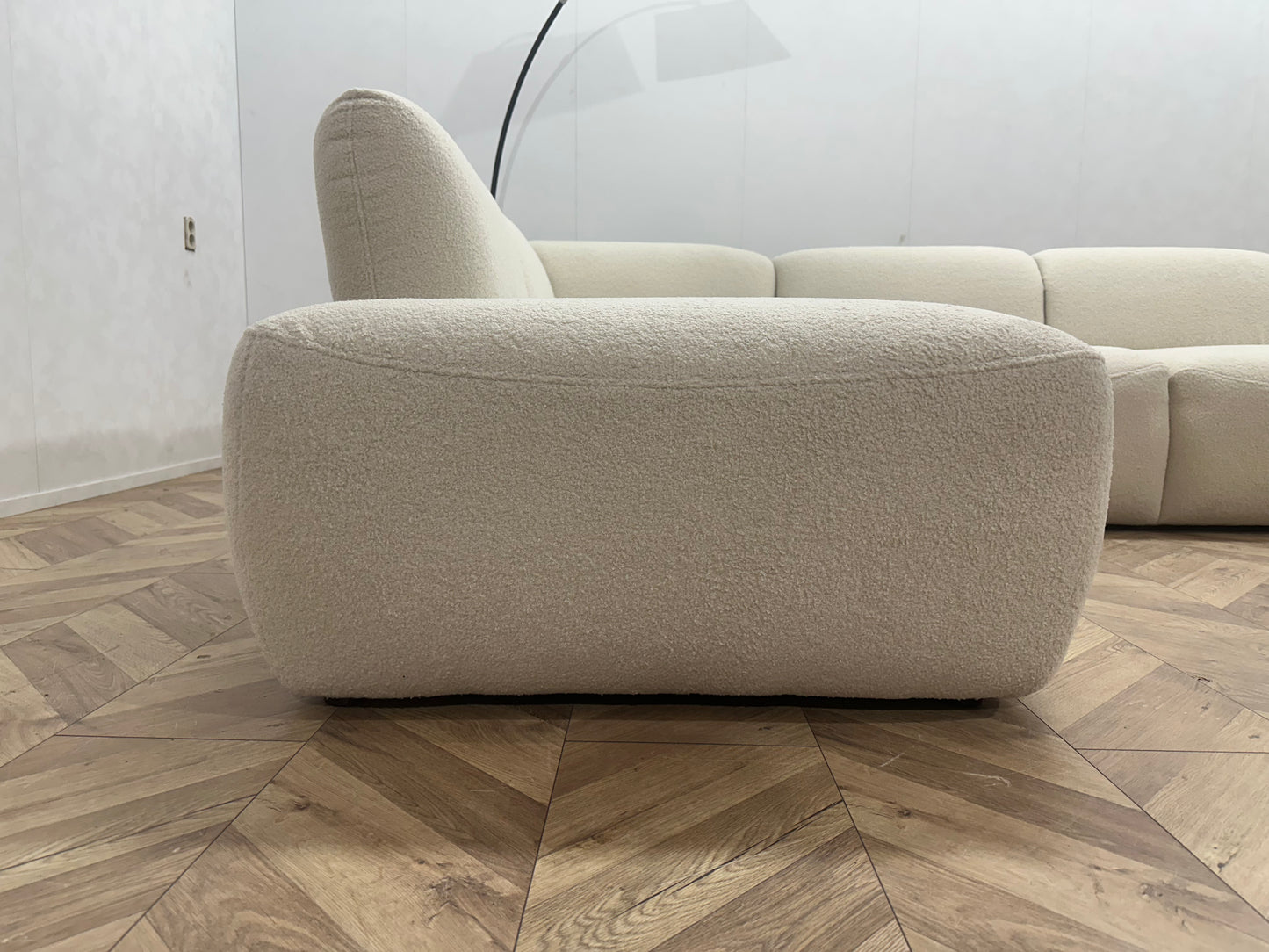 !Showroom Model! Crème Bouclé U Bank