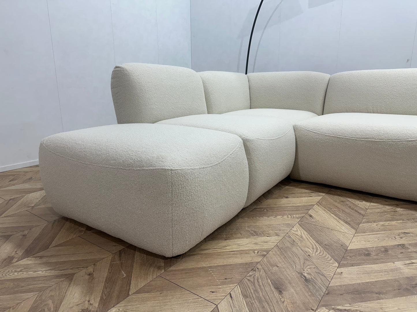 !Showroom Model! Crème Bouclé U Bank