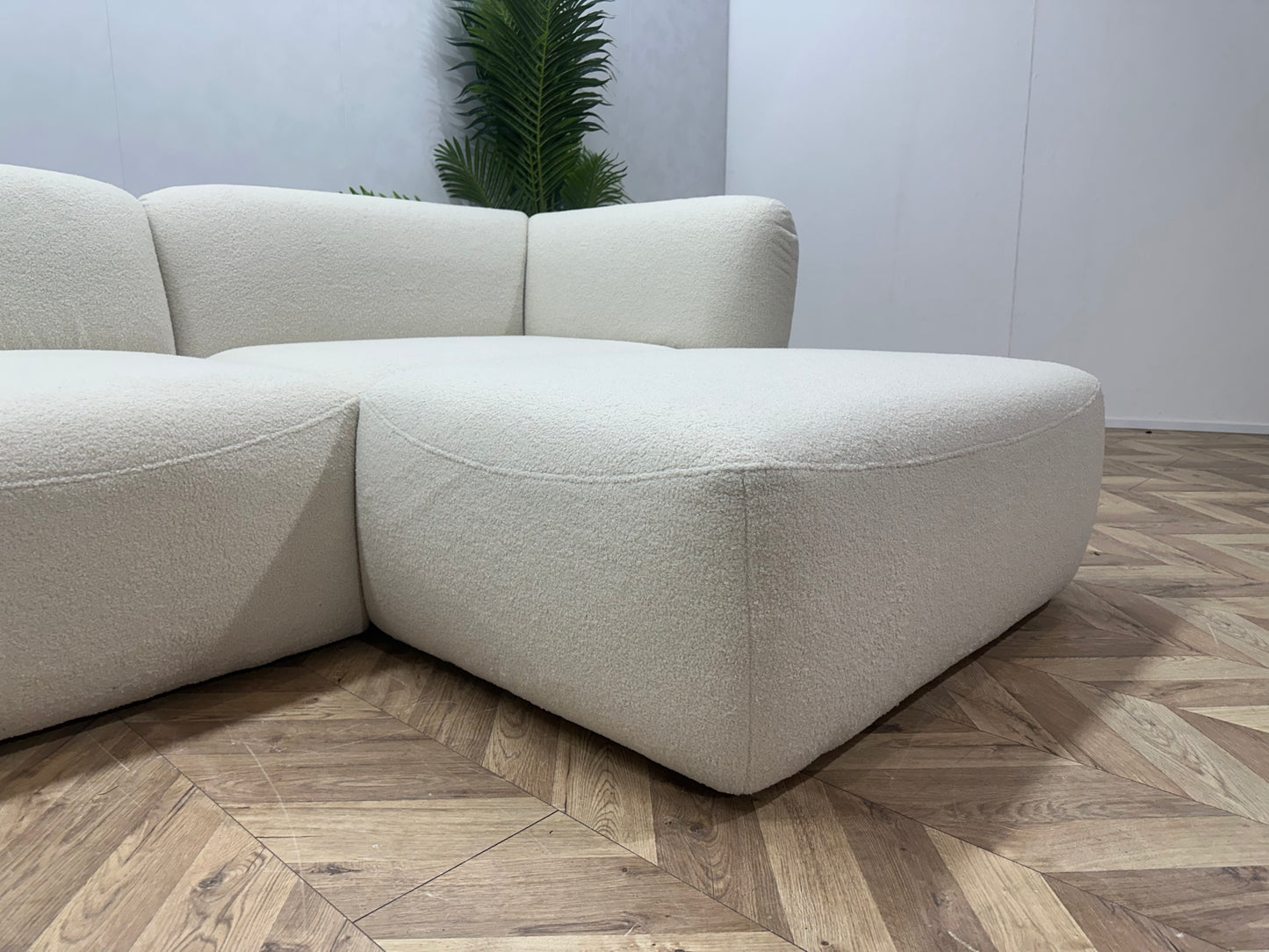!Showroom Model! Crème Bouclé U Bank