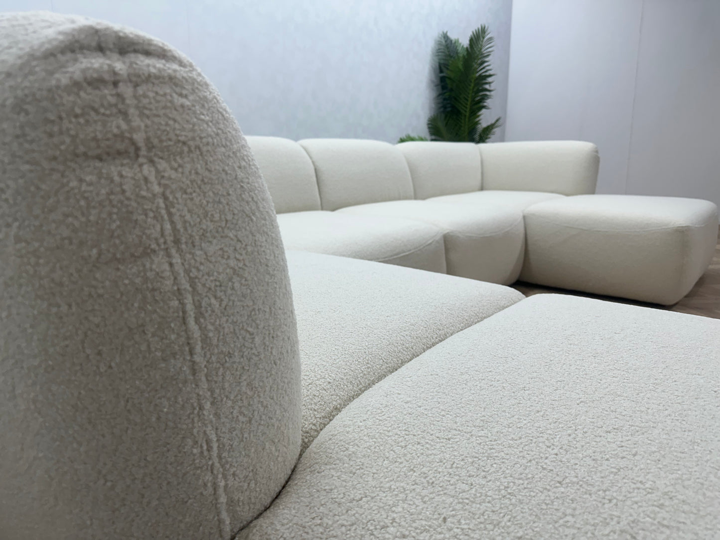 !Showroom Model! Crème Bouclé U Bank